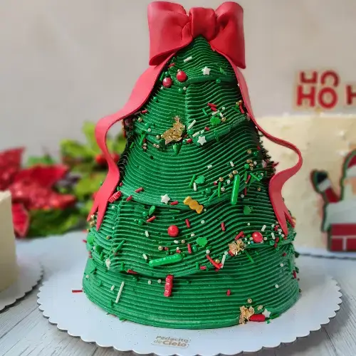 Pastel en forma de árbol de navidad decorado con buttercream